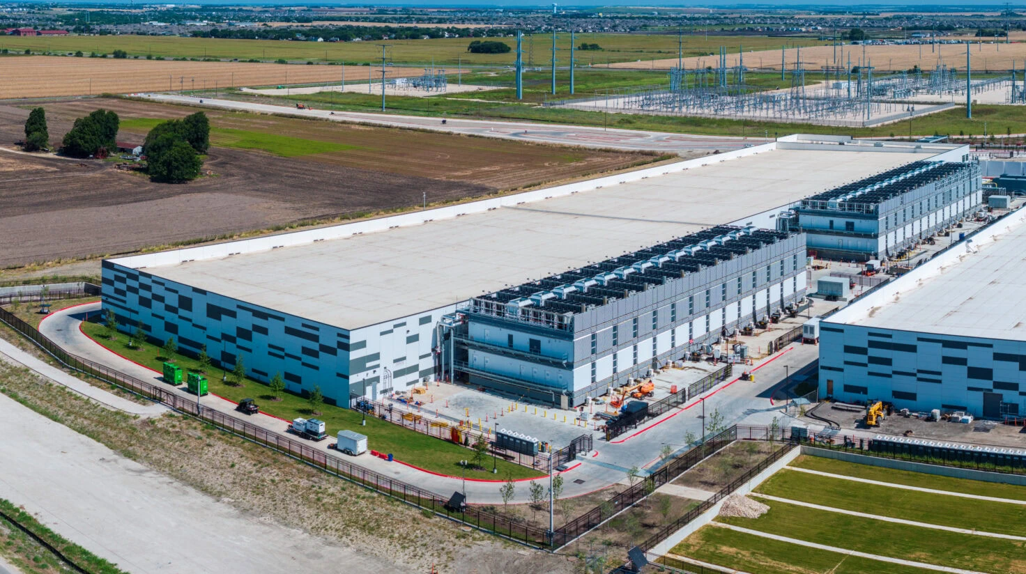 Hutto Data Center In Texas For Artificial Intelligence Hyperscale Campus Power Infrastructure With Massive Hvac Cooling Capacity